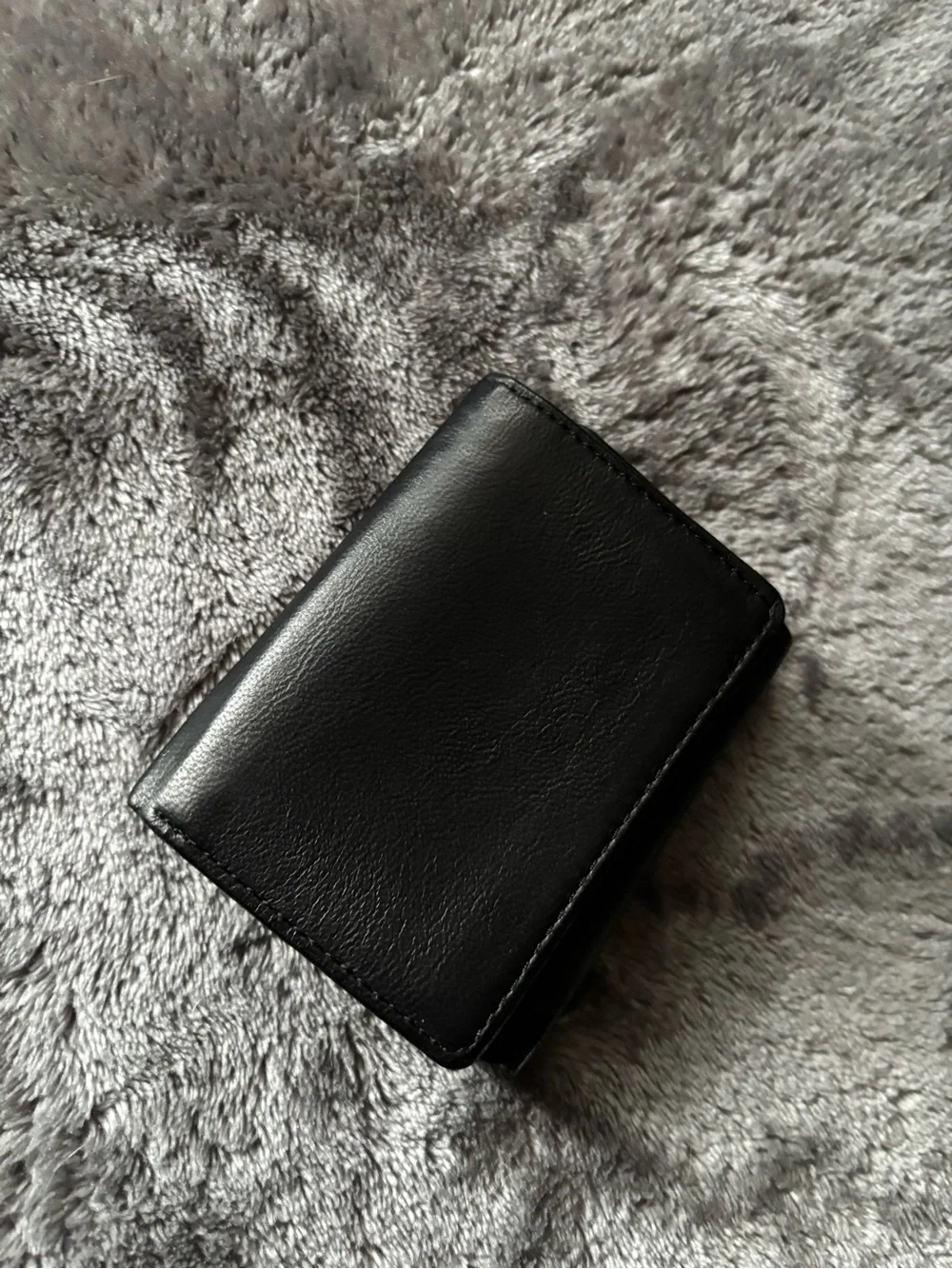 Roundtree men’s Black Leather Bi-Fold Wallet - Classic Minimalist